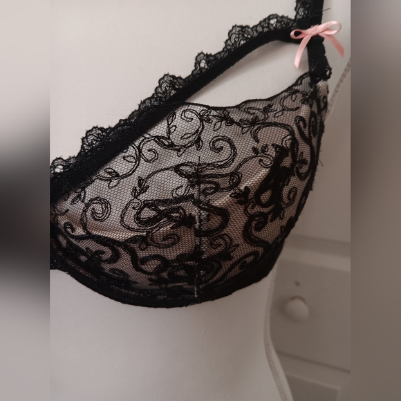 Victoria's Secret Dream Angels Black Lace Balconette Bra. Size 32D. 💕 - Picture 2 of 14